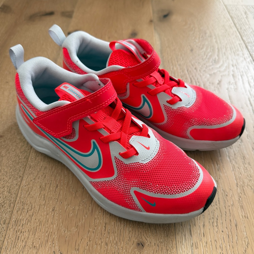 Nike Girls Cosmic Runner sneaker